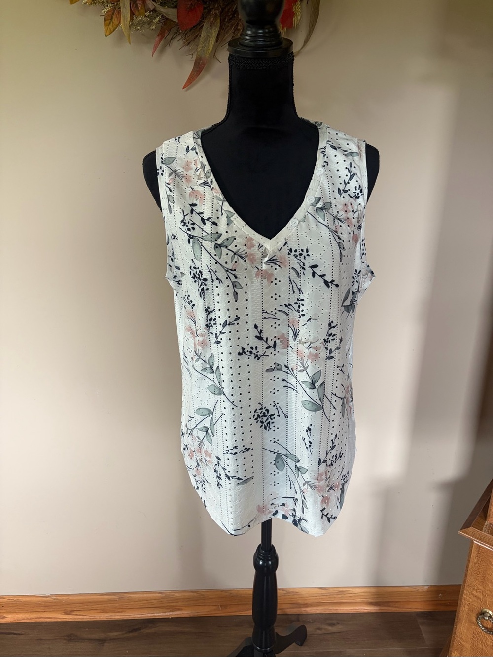 Sleeveless V-Neck Floral Print Women's Top - White/Pink